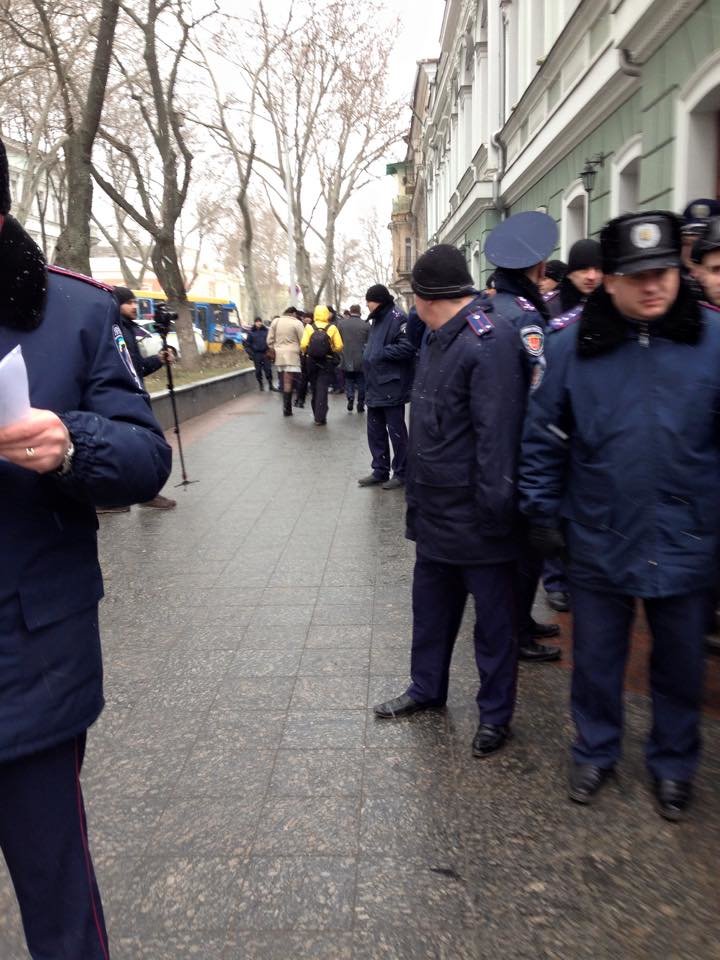Одесских прокуроров во время акции охраняют сотни милиционеров и Самооборона (ИНФОРМАЦИЯ ОБНОВЛЯЕТСЯ) (фото) - фото 1 Одесских прокуроров во время акции охраняют сотни милиционеров и Самооборона (ИНФОРМАЦИЯ ОБНОВЛЯЕТСЯ) (фото) - фото 1