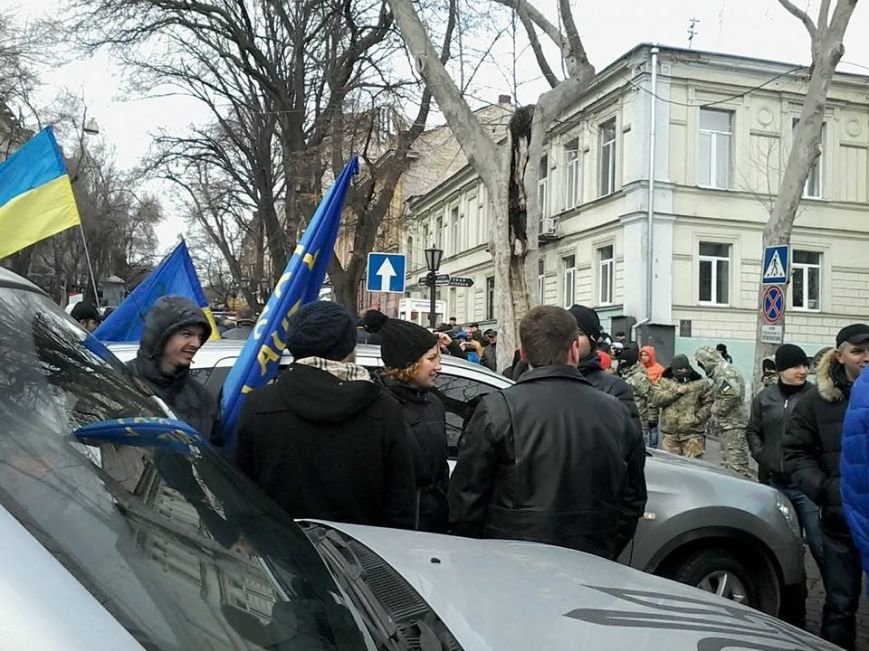 Одесских прокуроров во время акции охраняют сотни милиционеров и Самооборона (ИНФОРМАЦИЯ ОБНОВЛЯЕТСЯ) (фото) - фото 2 Одесских прокуроров во время акции охраняют сотни милиционеров и Самооборона (ИНФОРМАЦИЯ ОБНОВЛЯЕТСЯ) (фото) - фото 2