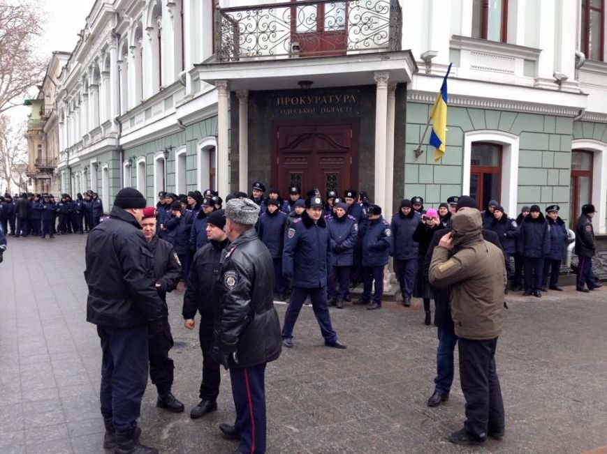 Одесских прокуроров во время акции охраняют сотни милиционеров и Самооборона (ИНФОРМАЦИЯ ОБНОВЛЯЕТСЯ) (фото) - фото 1 Одесских прокуроров во время акции охраняют сотни милиционеров и Самооборона (ИНФОРМАЦИЯ ОБНОВЛЯЕТСЯ) (фото) - фото 1