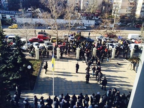 Страсти по Резвушкину: Гордиенко пригнал бронемашину к Приморскому суду (ИНФОРМАЦИЯ ОБНОВЛЯЕТСЯ) (фото) - фото 1 Страсти по Резвушкину: Гордиенко пригнал бронемашину к Приморскому суду (ИНФОРМАЦИЯ ОБНОВЛЯЕТСЯ) (фото) - фото 1