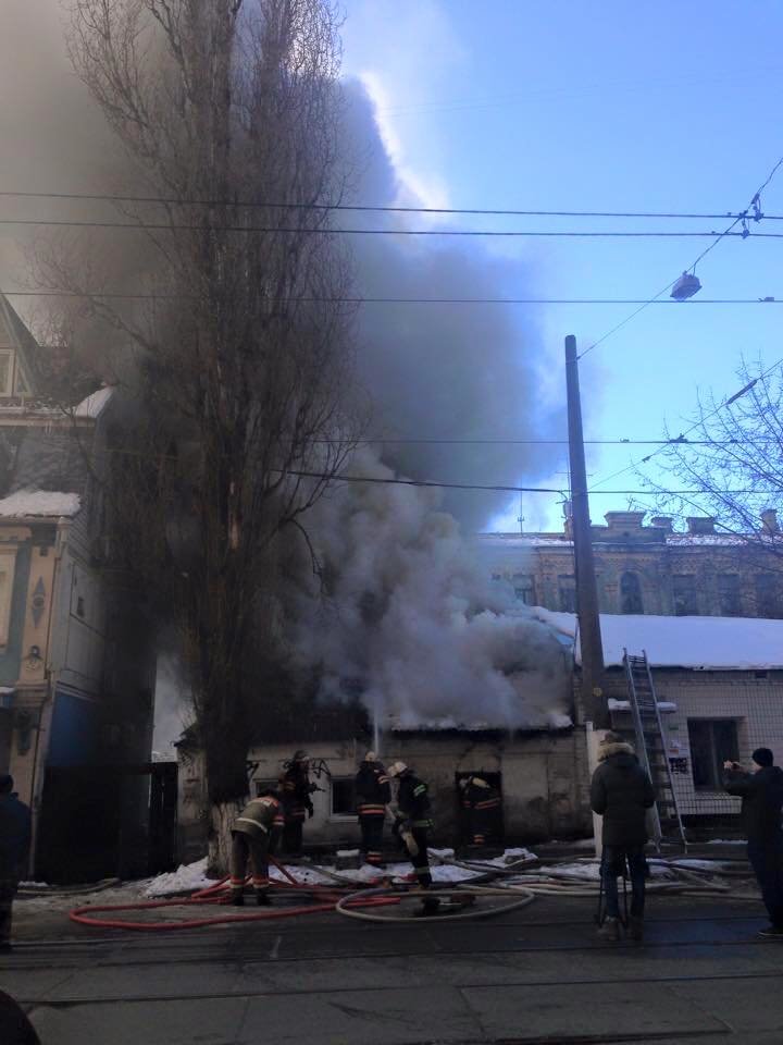В центре столицы горел жилой дом (ФОТО) (фото) - фото 1 В центре столицы горел жилой дом (ФОТО) (фото) - фото 1