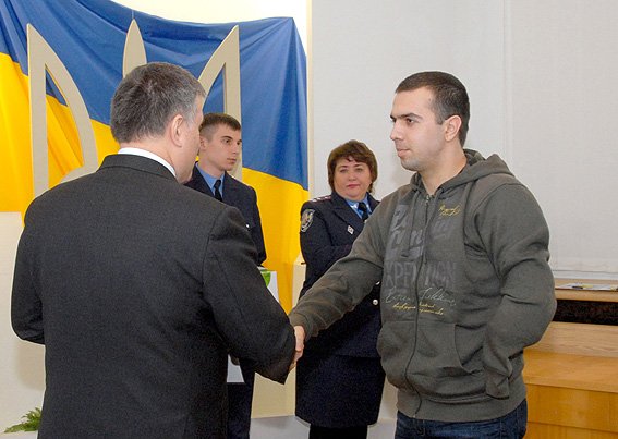 Поранений в зоні АТО полтавський правоохоронець отримав ключі від новенького житла з рук міністра Авакова (фото) - фото 1 Поранений в зоні АТО полтавський правоохоронець отримав ключі від новенького житла з рук міністра Авакова (фото) - фото 1