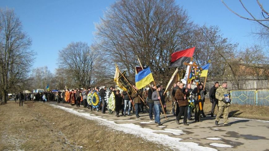 На Тернопільщині провели в останню путь загиблого бійця “Айдару” (фото) (фото) - фото 1 На Тернопільщині провели в останню путь загиблого бійця “Айдару” (фото) (фото) - фото 1