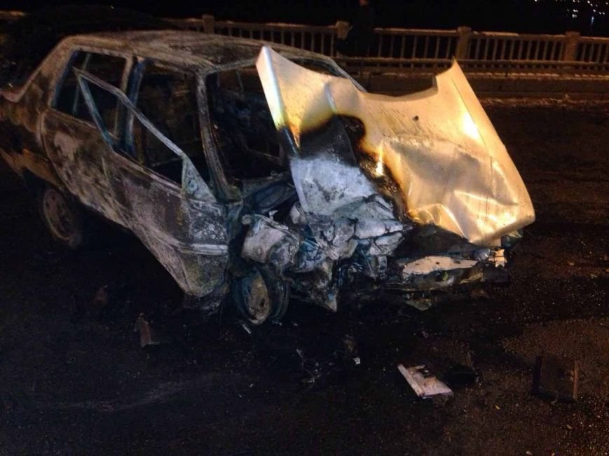 В Днепропетровске на Новом мосту столкнулись два автомобиля: одна машина сгорела (ФОТО) (фото) - фото 2 В Днепропетровске на Новом мосту столкнулись два автомобиля: одна машина сгорела (ФОТО) (фото) - фото 2