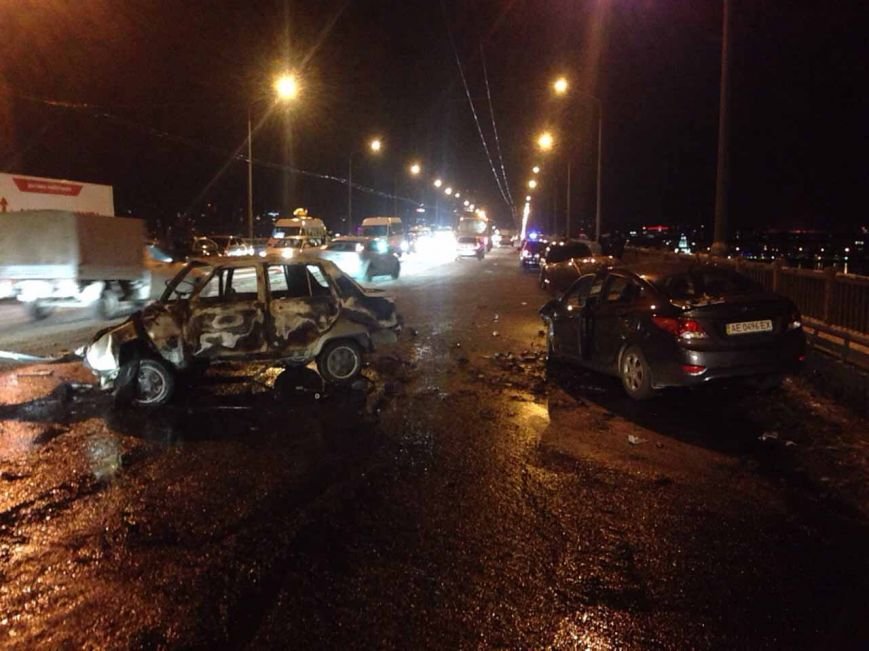 В Днепропетровске на Новом мосту столкнулись два автомобиля: одна машина сгорела (ФОТО) (фото) - фото 1 В Днепропетровске на Новом мосту столкнулись два автомобиля: одна машина сгорела (ФОТО) (фото) - фото 1