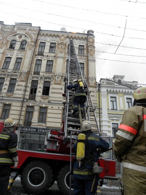 В Киеве ликвидирован масштабный пожар на улице Б.Хмельницкого, - ГСЧС (ФОТО, ВИДЕО) (фото) - фото 1 В Киеве ликвидирован масштабный пожар на улице Б.Хмельницкого, - ГСЧС (ФОТО, ВИДЕО) (фото) - фото 1