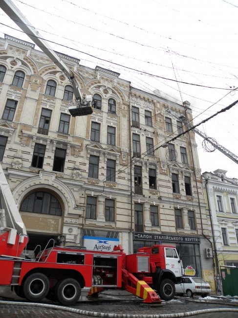 В Киеве ликвидирован масштабный пожар на улице Б.Хмельницкого, - ГСЧС (ФОТО, ВИДЕО) (фото) - фото 1 В Киеве ликвидирован масштабный пожар на улице Б.Хмельницкого, - ГСЧС (ФОТО, ВИДЕО) (фото) - фото 1