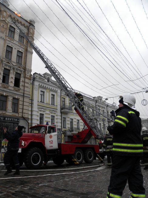 В Киеве ликвидирован масштабный пожар на улице Б.Хмельницкого, - ГСЧС (ФОТО, ВИДЕО) (фото) - фото 1 В Киеве ликвидирован масштабный пожар на улице Б.Хмельницкого, - ГСЧС (ФОТО, ВИДЕО) (фото) - фото 1