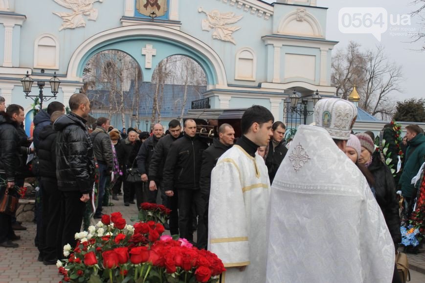 В Кривом Роге: иномарка въехала в жилой дом, сотни людей пришли проститься с Сергеем Галибиным (фото) - фото 2 В Кривом Роге: иномарка въехала в жилой дом, сотни людей пришли проститься с Сергеем Галибиным (фото) - фото 2