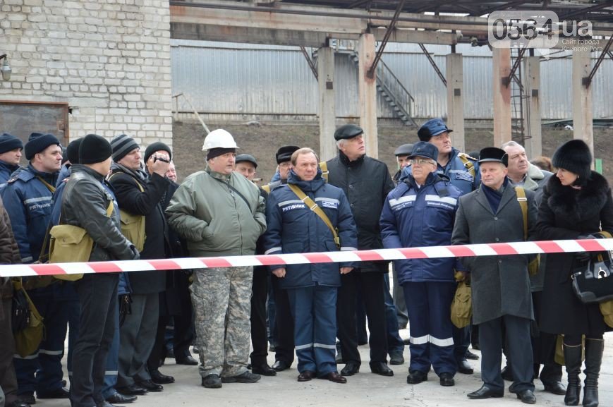 В Кривом Роге: иномарка въехала в жилой дом, сотни людей пришли проститься с Сергеем Галибиным (фото) - фото 3 В Кривом Роге: иномарка въехала в жилой дом, сотни людей пришли проститься с Сергеем Галибиным (фото) - фото 3