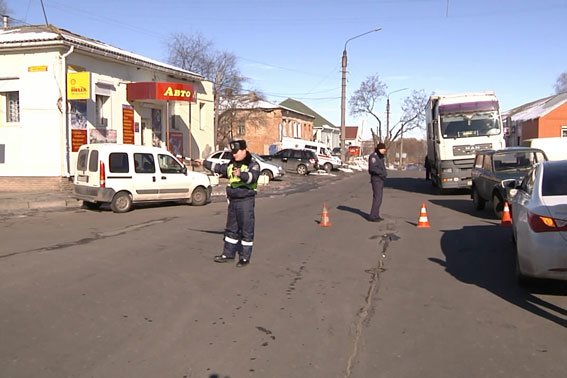 На рынке в Черниговской области нашли гранату, завернутую в газету (фото) - фото 1 На рынке в Черниговской области нашли гранату, завернутую в газету (фото) - фото 1