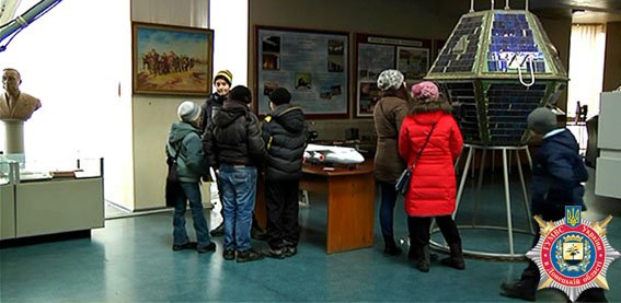 Днепропетровские милиционеры устроили для детей из Авдеевки увлекательную экскурсию (фото) (фото) - фото 1 Днепропетровские милиционеры устроили для детей из Авдеевки увлекательную экскурсию (фото) (фото) - фото 1