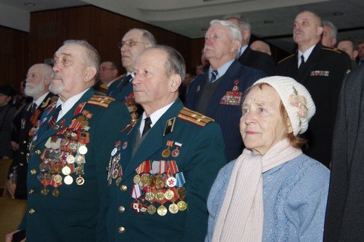 Праздновать День защитника Отечества в Симферополе начали с возложе... Праздновать День защитника Отечества в Симферополе начали с возложения цветов к мемориалу, торжественного марша и награждений (ФОТО) (фото) - фото 5