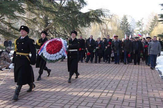 Праздновать День защитника Отечества в Симферополе начали с возложе... Праздновать День защитника Отечества в Симферополе начали с возложения цветов к мемориалу, торжественного марша и награждений (ФОТО) (фото) - фото 1