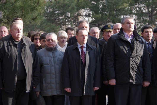 Праздновать День защитника Отечества в Симферополе начали с возложе... Праздновать День защитника Отечества в Симферополе начали с возложения цветов к мемориалу, торжественного марша и награждений (ФОТО) (фото) - фото 3