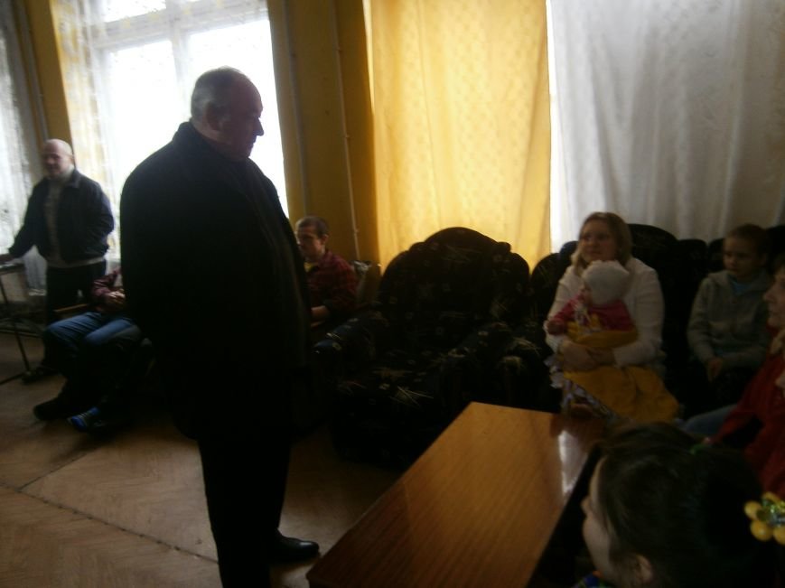 Губернатор области посетил центр размещения переселенцев в Добропольском районе (фото) - фото 10 Губернатор области посетил центр размещения переселенцев в Добропольском районе (фото) - фото 10