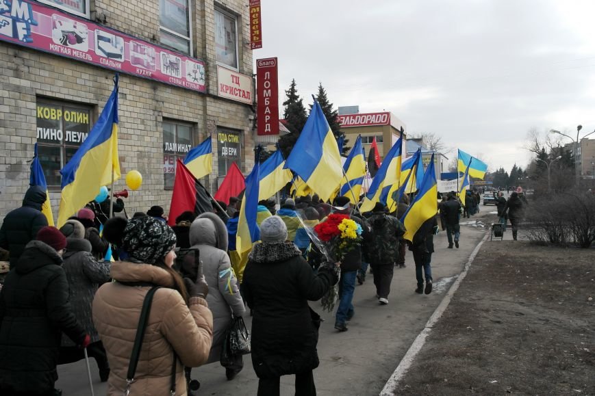 Красноармейск почтил память Героев Небесной сотни и воинов АТО (фото) - фото 9 Красноармейск почтил память Героев Небесной сотни и воинов АТО (фото) - фото 9