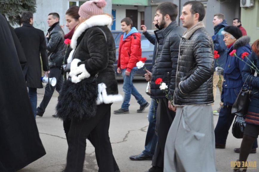 В Ужгороді вшанували героїв Небесної Сотні (ФОТОРЕПОРТАЖ) (фото) -... В Ужгороді вшанували героїв Небесної Сотні (ФОТОРЕПОРТАЖ) (фото) - фото 7