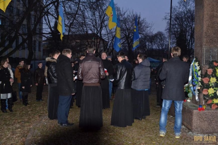 В Ужгороді вшанували героїв Небесної Сотні (ФОТОРЕПОРТАЖ) (фото) -... В Ужгороді вшанували героїв Небесної Сотні (ФОТОРЕПОРТАЖ) (фото) - фото 15