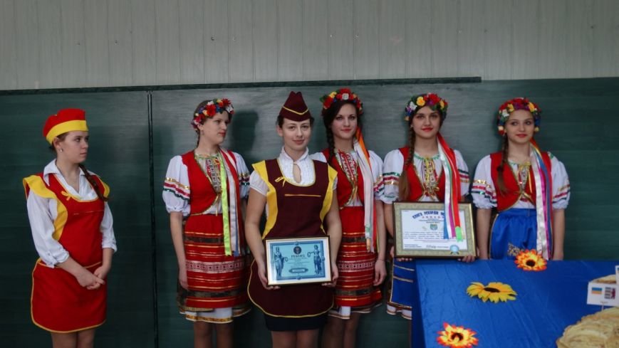 Под Мариуполем испекли карту Украины из 6 тысяч блинов (ФОТО) (фото) - фото 1 Под Мариуполем испекли карту Украины из 6 тысяч блинов (ФОТО) (фото) - фото 1