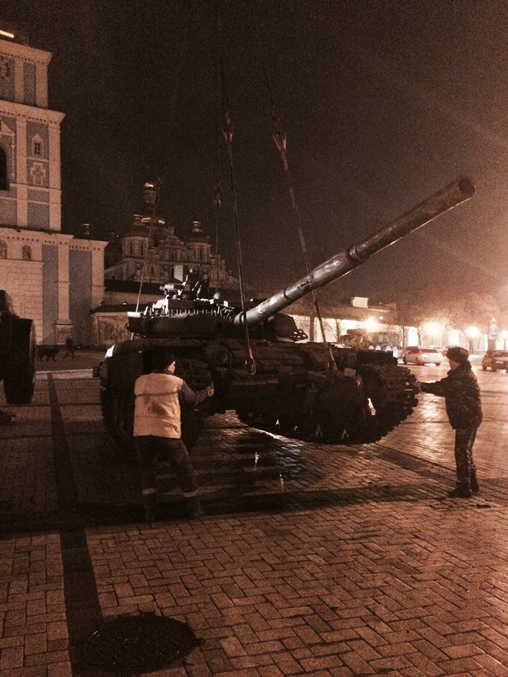 Ночью на Михайловскую площадь свозили российскую военную технику (ФОТО (фото) - фото 1 Ночью на Михайловскую площадь свозили российскую военную технику (ФОТО (фото) - фото 1