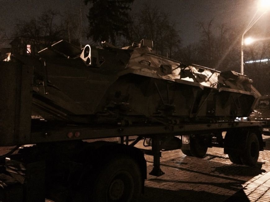 Ночью на Михайловскую площадь свозили российскую военную технику (ФОТО (фото) - фото 1 Ночью на Михайловскую площадь свозили российскую военную технику (ФОТО (фото) - фото 1