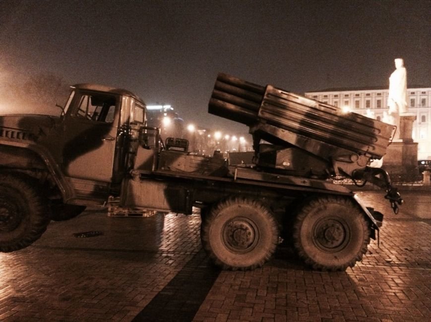 Ночью на Михайловскую площадь свозили российскую военную технику (ФОТО (фото) - фото 1 Ночью на Михайловскую площадь свозили российскую военную технику (ФОТО (фото) - фото 1