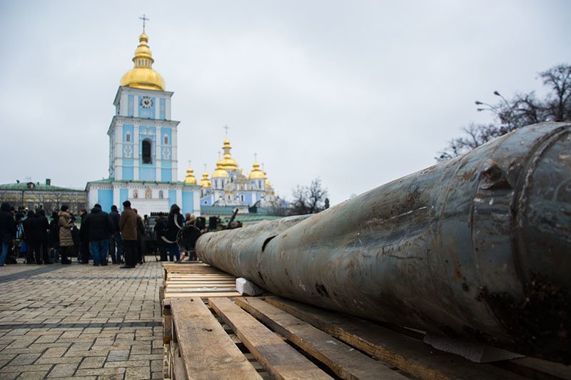 На Михайловской площади Турчинов открыл выставку российского вооружения, захваченного на Донбассе (ФОТО) (фото) - фото 1 На Михайловской площади Турчинов открыл выставку российского вооружения, захваченного на Донбассе (ФОТО) (фото) - фото 1