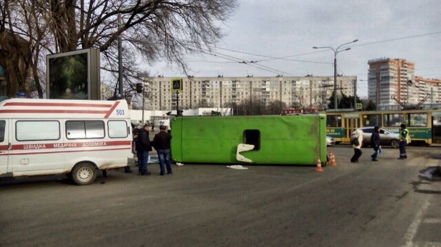 На проспекте Гагарина перевернулась маршрутка с пассажирами  (ФОТО) (фото) - фото 1