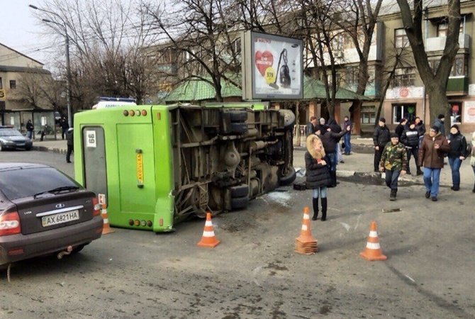 На проспекте Гагарина перевернулась маршрутка с пассажирами  (ФОТО) (фото) - фото 2
