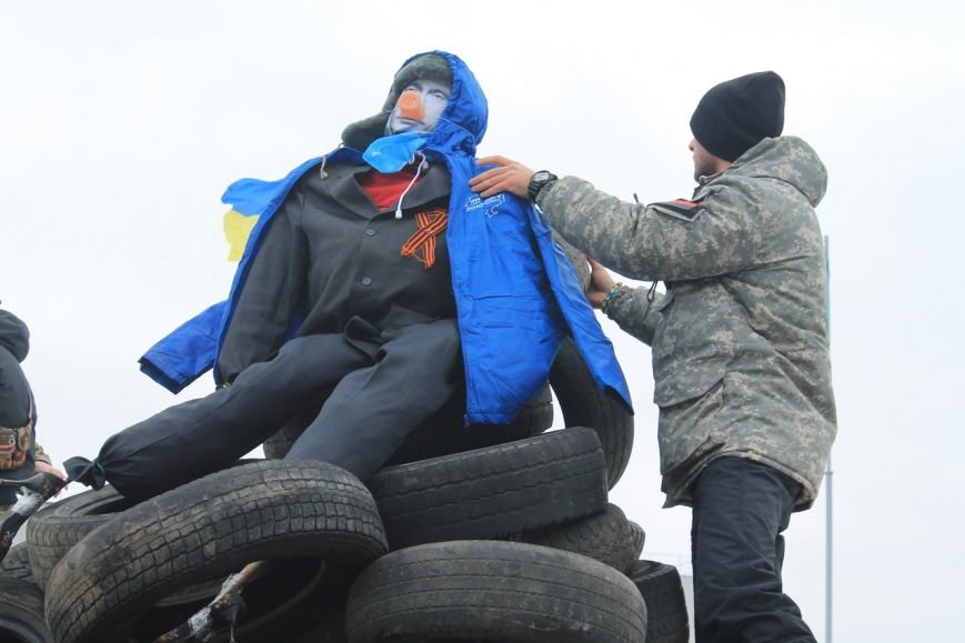 В Сумах на костре из покрышек сожгли чучело Путина (ФОТО+ВИДЕО) (фото) - фото 1 В Сумах на костре из покрышек сожгли чучело Путина (ФОТО+ВИДЕО) (фото) - фото 1