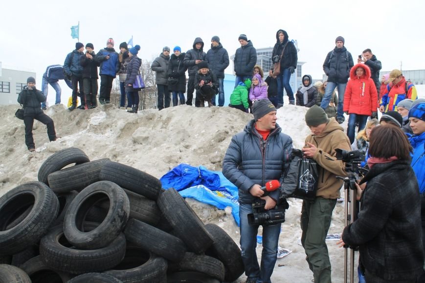 В Сумах на костре из покрышек сожгли чучело Путина (ФОТО+ВИДЕО) (фото) - фото 1 В Сумах на костре из покрышек сожгли чучело Путина (ФОТО+ВИДЕО) (фото) - фото 1