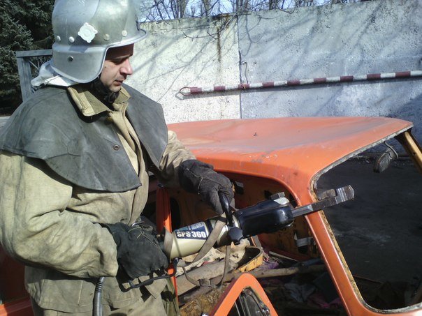Днепродзержинские спасатели тренировались в ликвидации последствий ДТП (фото) - фото 2 Днепродзержинские спасатели тренировались в ликвидации последствий ДТП (фото) - фото 2