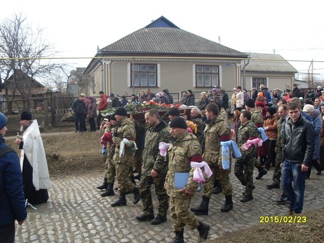 На севере Одесской области на коленях прощались с героем, погибшим под Дебальцево (ФОТО) (фото) - фото 1 На севере Одесской области на коленях прощались с героем, погибшим под Дебальцево (ФОТО) (фото) - фото 1