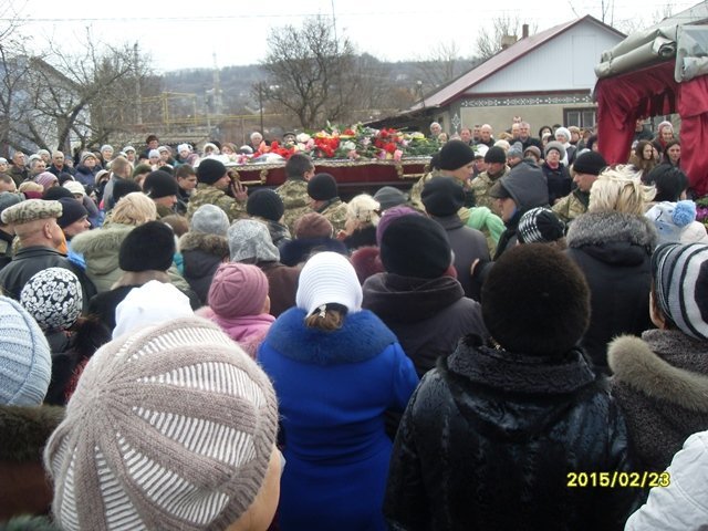 На севере Одесской области на коленях прощались с героем, погибшим под Дебальцево (ФОТО) (фото) - фото 1 На севере Одесской области на коленях прощались с героем, погибшим под Дебальцево (ФОТО) (фото) - фото 1