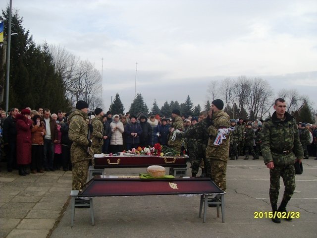 На севере Одесской области на коленях прощались с героем, погибшим под Дебальцево (ФОТО) (фото) - фото 1 На севере Одесской области на коленях прощались с героем, погибшим под Дебальцево (ФОТО) (фото) - фото 1