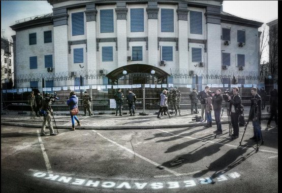#FreeSavchenko: В Киеве под посольством РФ активисты нарисовали граффити (ФОТО) (фото) - фото 1 #FreeSavchenko: В Киеве под посольством РФ активисты нарисовали граффити (ФОТО) (фото) - фото 1
