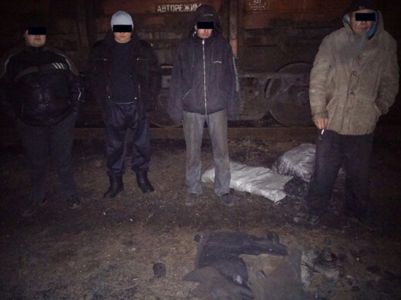 Транспортные милиционеры линейного отдела на станции Павлоград пресекли несколько попыток кражи угля (фото) - фото 1 Транспортные милиционеры линейного отдела на станции Павлоград пресекли несколько попыток кражи угля (фото) - фото 1