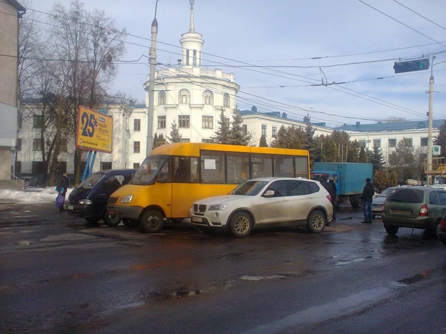 В Сумах маршрутка не поделила дорогу с «БМВ» (ФОТО) (фото) - фото 1 В Сумах маршрутка не поделила дорогу с «БМВ» (ФОТО) (фото) - фото 1