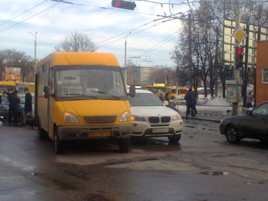 В Сумах маршрутка не поделила дорогу с «БМВ» (ФОТО) (фото) - фото 1 В Сумах маршрутка не поделила дорогу с «БМВ» (ФОТО) (фото) - фото 1