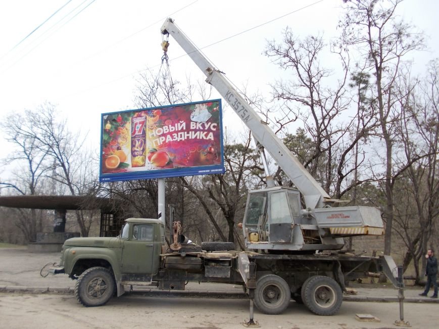 В Симферополе снесли два билборда по требованию прокуратуры (ФОТО) (фото) - фото 2 В Симферополе снесли два билборда по требованию прокуратуры (ФОТО) (фото) - фото 2