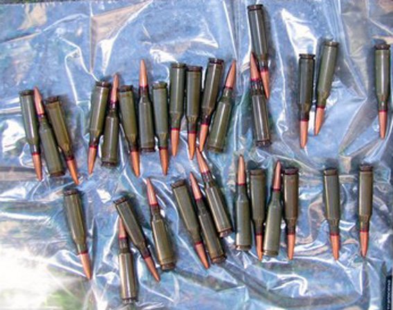 Мариуполец нашел и сдал боеприпасы в отделение милиции (фото) - фото 1 Мариуполец нашел и сдал боеприпасы в отделение милиции (фото) - фото 1