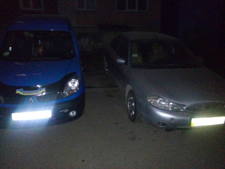 У Тернополі на пішохідній доріжці паркують “патріотичне” авто (фото) (фото) - фото 1 У Тернополі на пішохідній доріжці паркують “патріотичне” авто (фото) (фото) - фото 1