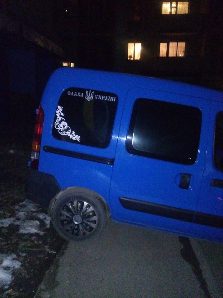 У Тернополі на пішохідній доріжці паркують “патріотичне” авто (фото) (фото) - фото 1 У Тернополі на пішохідній доріжці паркують “патріотичне” авто (фото) (фото) - фото 1