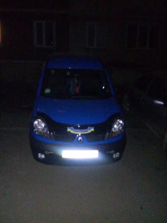 У Тернополі на пішохідній доріжці паркують “патріотичне” авто (фото) (фото) - фото 1 У Тернополі на пішохідній доріжці паркують “патріотичне” авто (фото) (фото) - фото 1