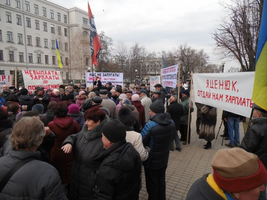 Работникам «Южмаша» снова митинговали. Требовали зарплаты за полгода (ФОТОРЕПОРТАЖ) (фото) - фото 6 Работникам «Южмаша» снова митинговали. Требовали зарплаты за полгода (ФОТОРЕПОРТАЖ) (фото) - фото 6