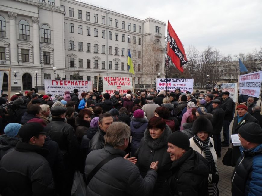 Работникам «Южмаша» снова митинговали. Требовали зарплаты за полгода (ФОТОРЕПОРТАЖ) (фото) - фото 1 Работникам «Южмаша» снова митинговали. Требовали зарплаты за полгода (ФОТОРЕПОРТАЖ) (фото) - фото 1