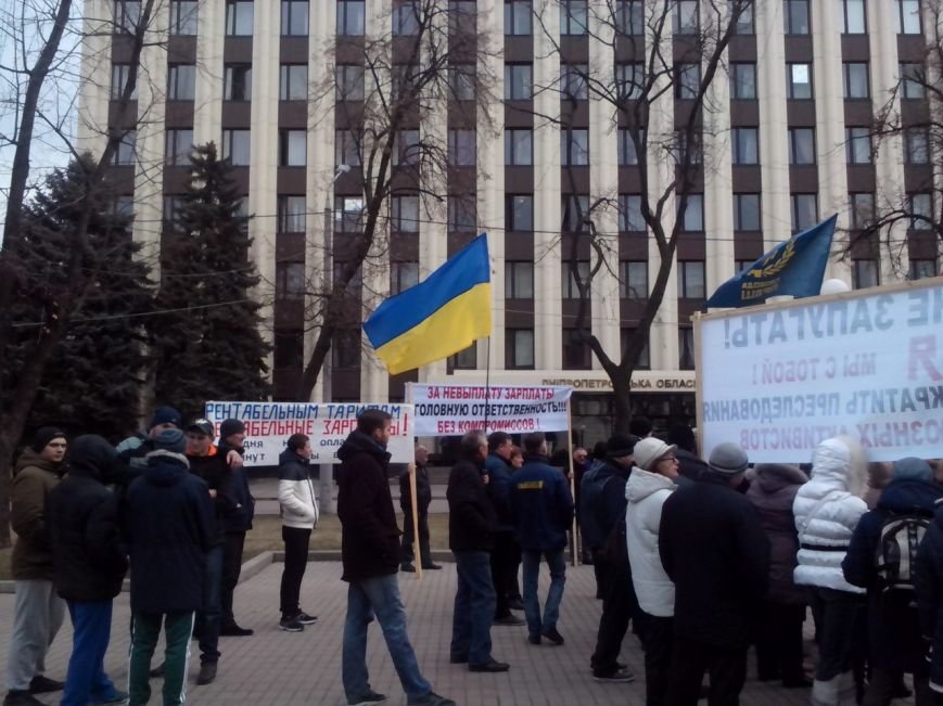 Работникам «Южмаша» снова митинговали. Требовали зарплаты за полгода (ФОТОРЕПОРТАЖ) (фото) - фото 6 Работникам «Южмаша» снова митинговали. Требовали зарплаты за полгода (ФОТОРЕПОРТАЖ) (фото) - фото 6