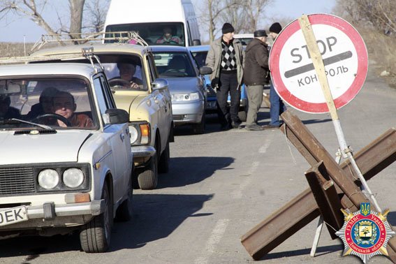 Перемирие увеличило поток въезжающих по пропускам в Мариуполь через Гнутово до 89 машин в день (ФОТОРЕПОРТАЖ) (фото) - фото 1 Перемирие увеличило поток въезжающих по пропускам в Мариуполь через Гнутово до 89 машин в день (ФОТОРЕПОРТАЖ) (фото) - фото 1