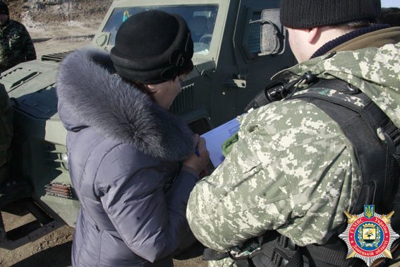 Перемирие увеличило поток въезжающих по пропускам в Мариуполь через Гнутово до 89 машин в день (ФОТОРЕПОРТАЖ) (фото) - фото 1 Перемирие увеличило поток въезжающих по пропускам в Мариуполь через Гнутово до 89 машин в день (ФОТОРЕПОРТАЖ) (фото) - фото 1